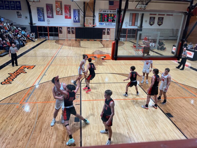 Escanaba boys top Munising tonight 52-48.